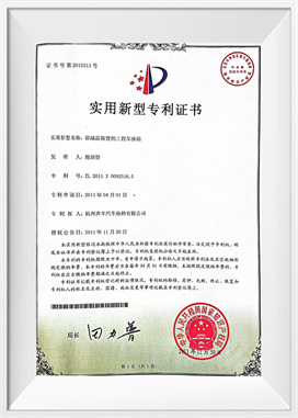 Tempat duduk kenderaan kejuruteraan dengan peranti penyerapan hentakan